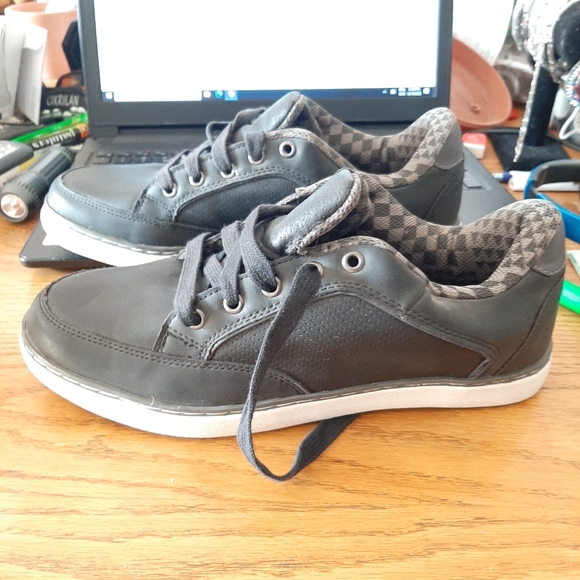 Man's Shoes - Picture 7 of 8